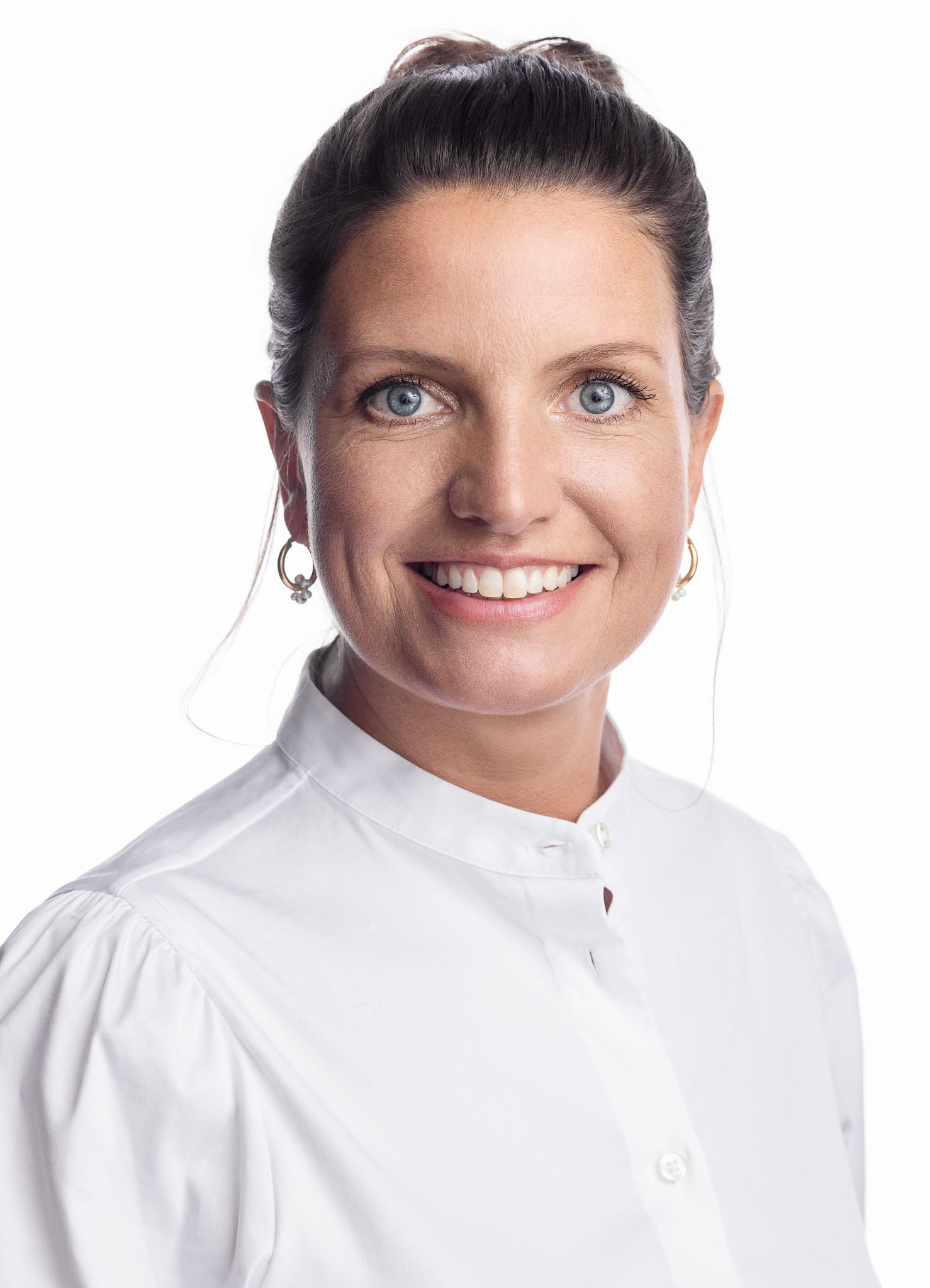 Portrait Dr. Carolin Schmidt im weißen Kittel, die freundlich in die Kamera blickt und ein sicheres Lächeln zeigt.