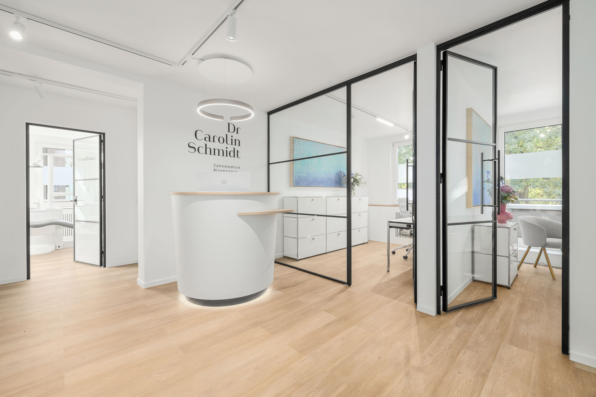 Portrait Dr. Carolin Schmidt im weißen Kittel, die freundlich in die Kamera blickt und ein sicheres Lächeln zeigt.