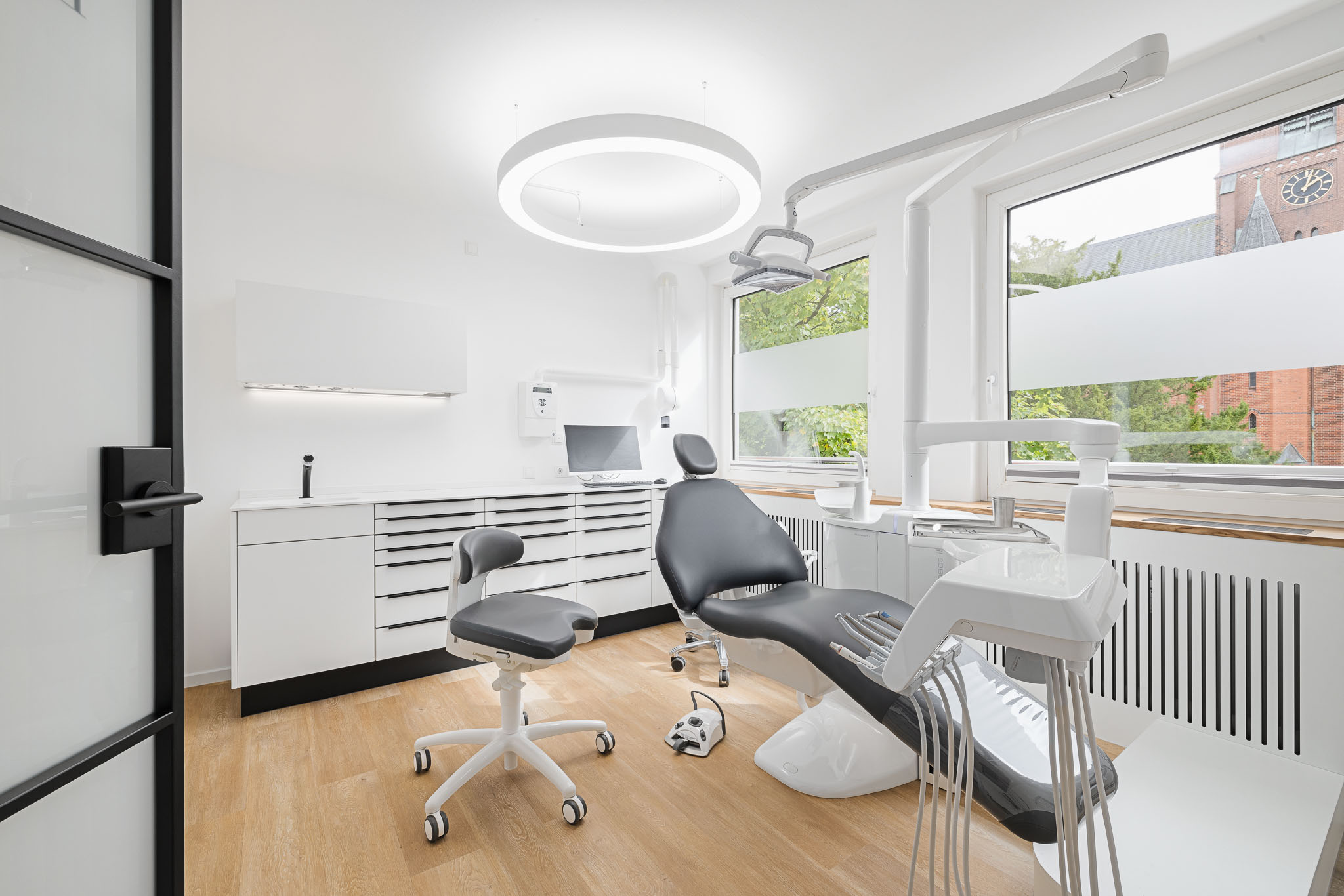 Portrait Dr. Carolin Schmidt im weißen Kittel, die freundlich in die Kamera blickt und ein sicheres Lächeln zeigt.