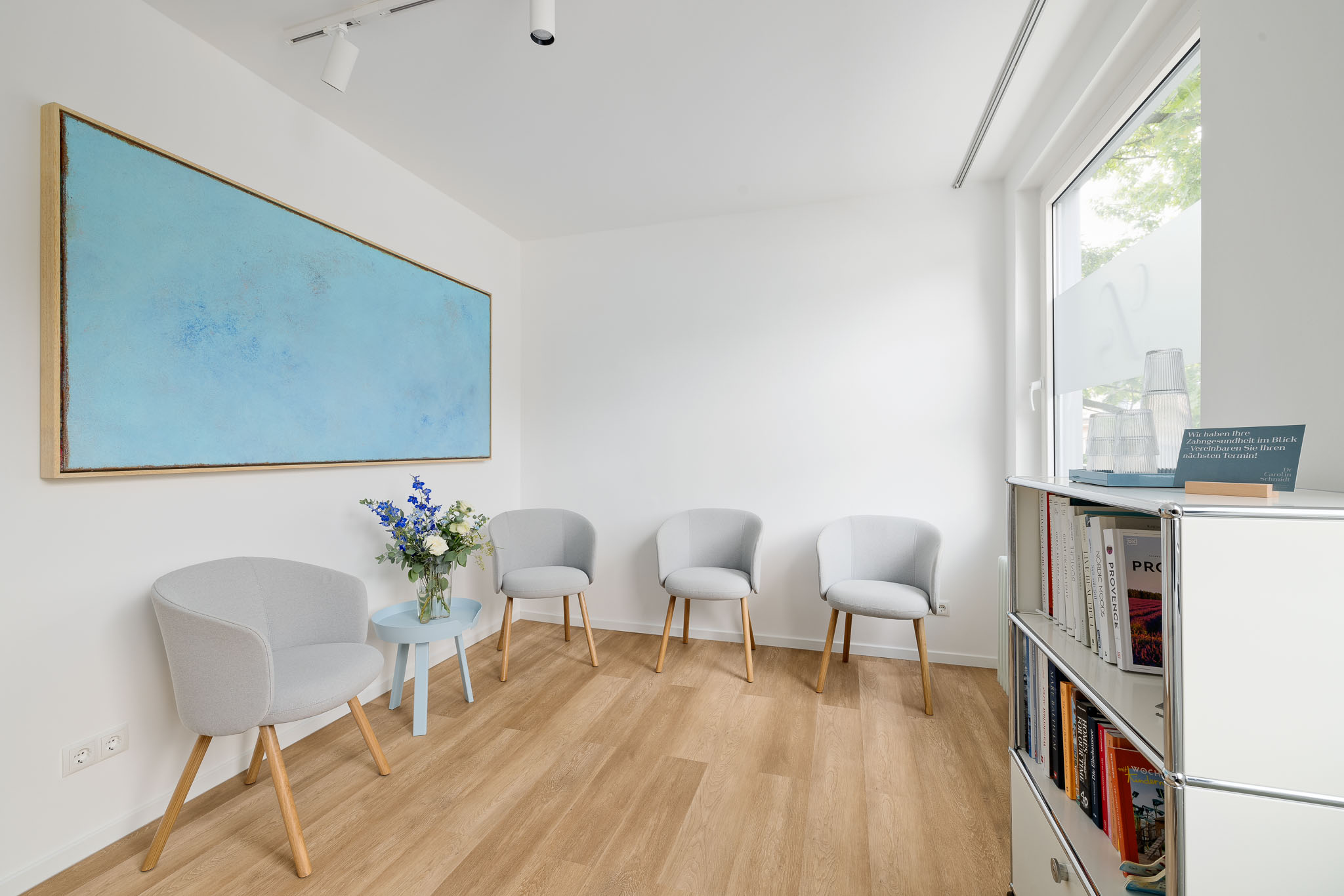 Portrait Dr. Carolin Schmidt im weißen Kittel, die freundlich in die Kamera blickt und ein sicheres Lächeln zeigt.