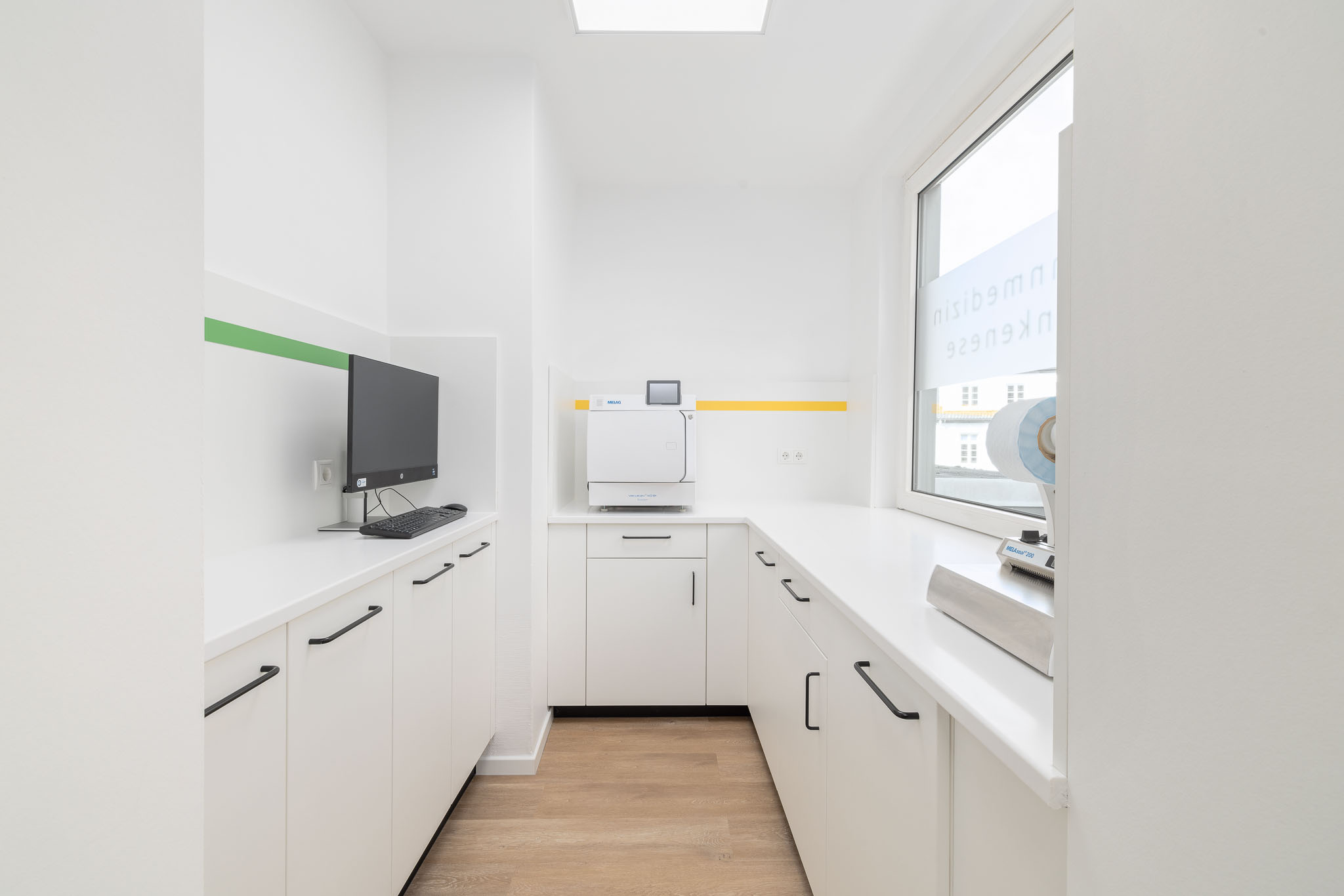 Portrait Dr. Carolin Schmidt im weißen Kittel, die freundlich in die Kamera blickt und ein sicheres Lächeln zeigt.